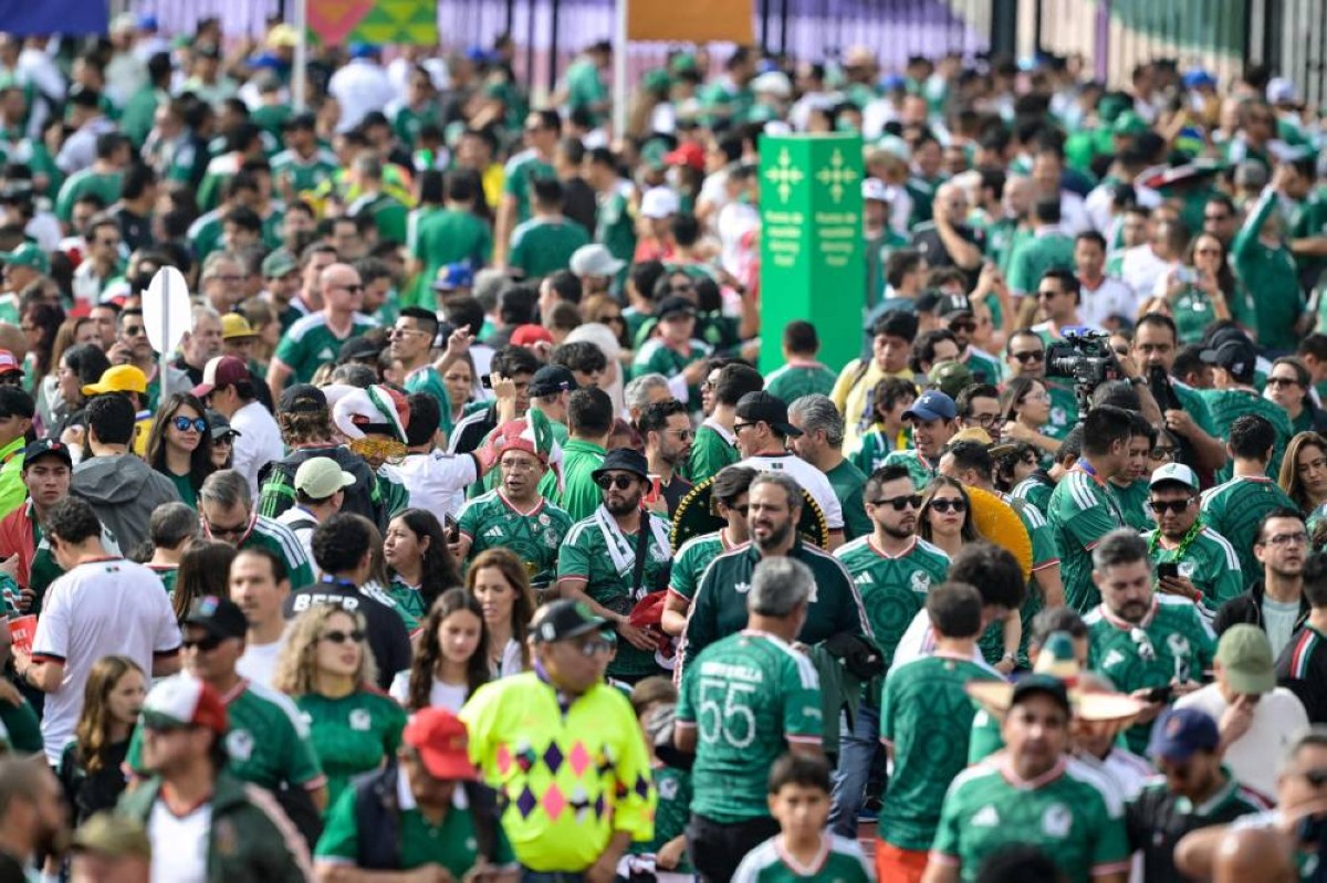 طوفان من جماهير المكسيك يغرق ملعب افتتاح المونديال