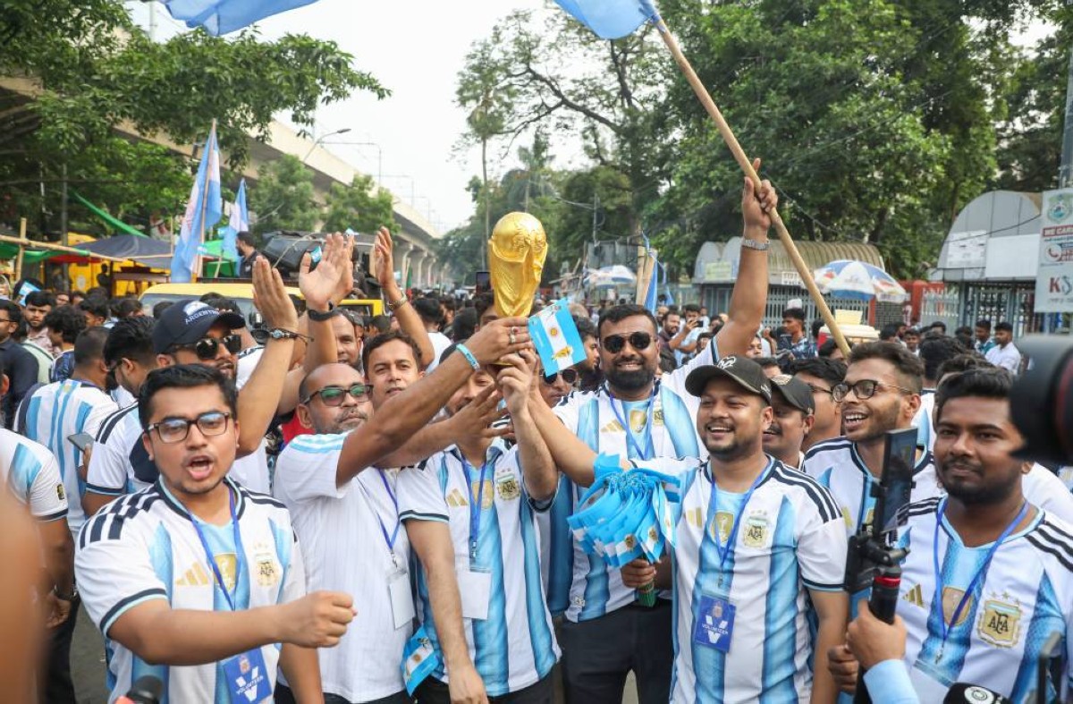 أكبر من سكان الأرجنتين نفسها!.. 72 مليون مشجع في بنغلاديش يرفعون راية التانغو
