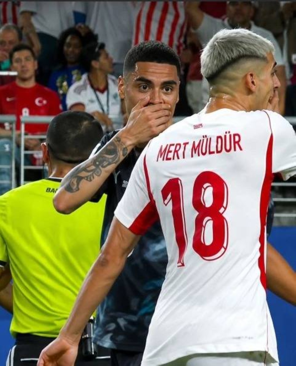 أول بطاقة حمراء في تاريخ المونديال تنهي مؤامرات الهمس و العنصرية بالملاعب