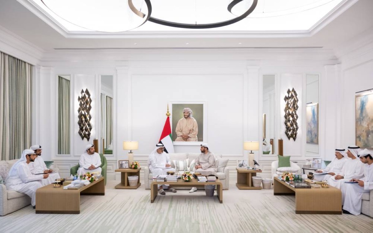 حمدان بن زايد يطلع على خطط تطوير الرياضة وتعزيز المشاركة المجتمعية في الظفرة