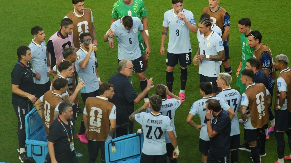معاقبة لاعبي أوروغواي بإلغاء رحلة الطيران الخاصة