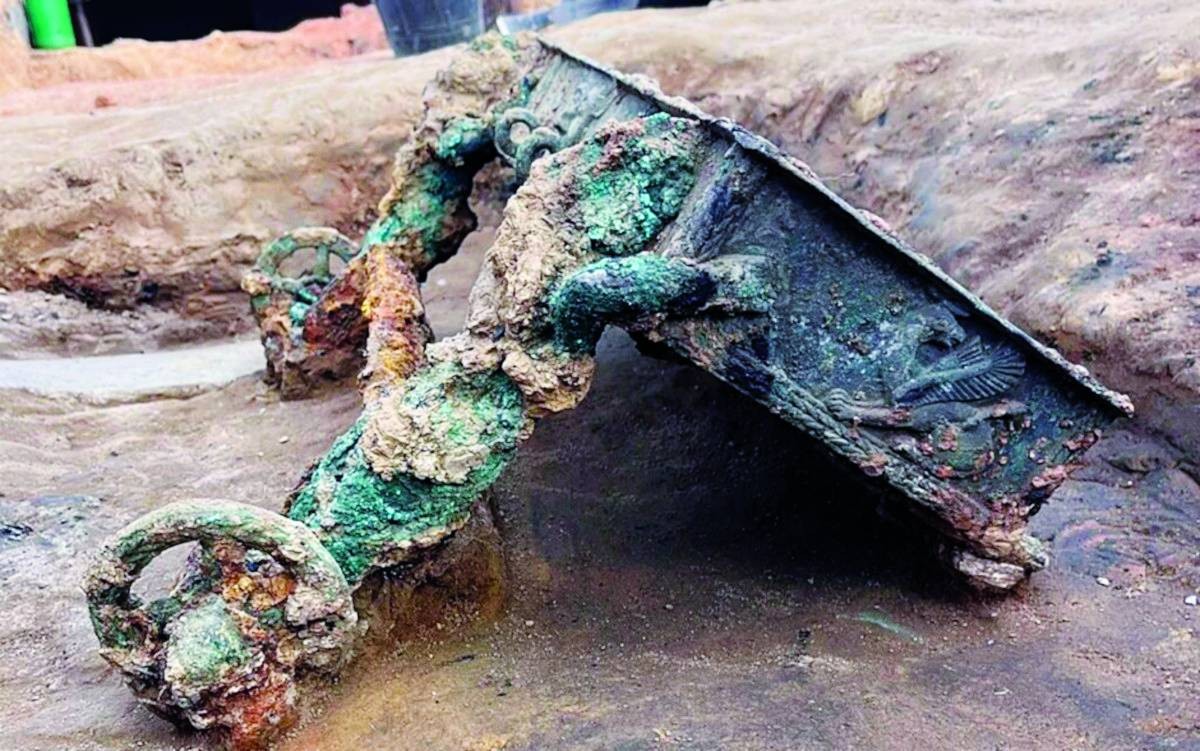 عربة برونزية احتفالية عمرها 2500 عام