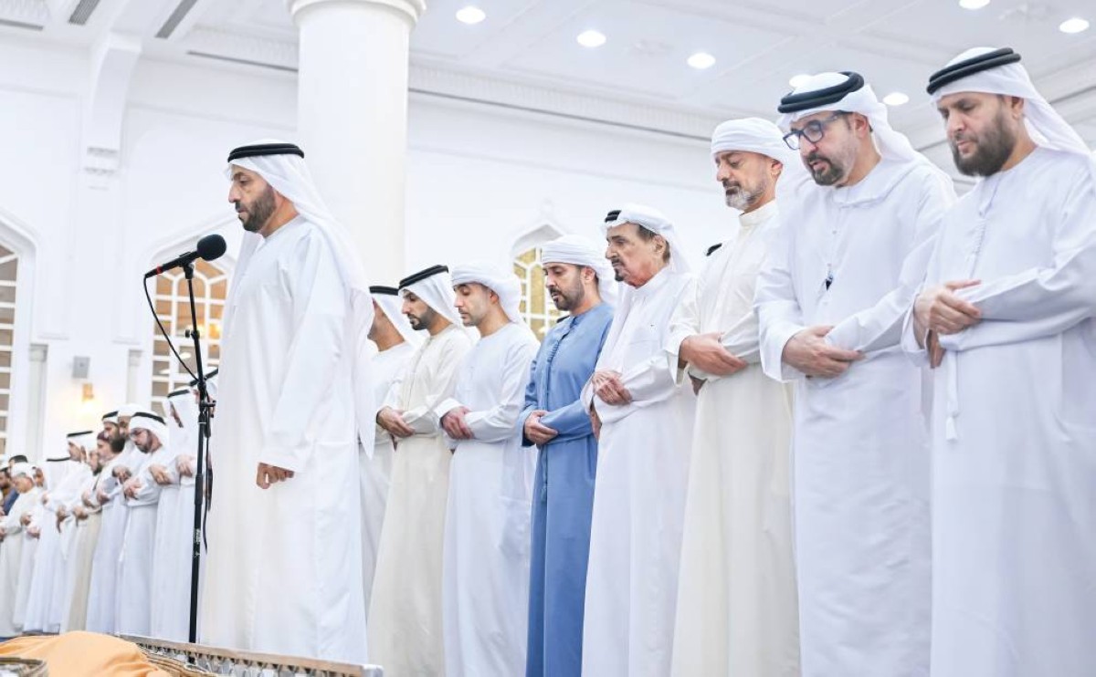 حاكم عجمان يؤدي صلاة الجنازة على جثمان منصور الزعابي