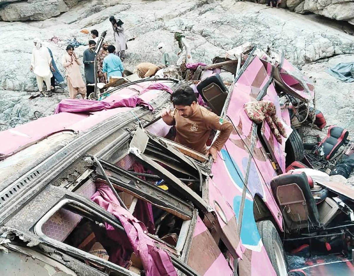 وفاة 40 شخصاً إثر سقوط حافلة في جنوب غربي باكستان
