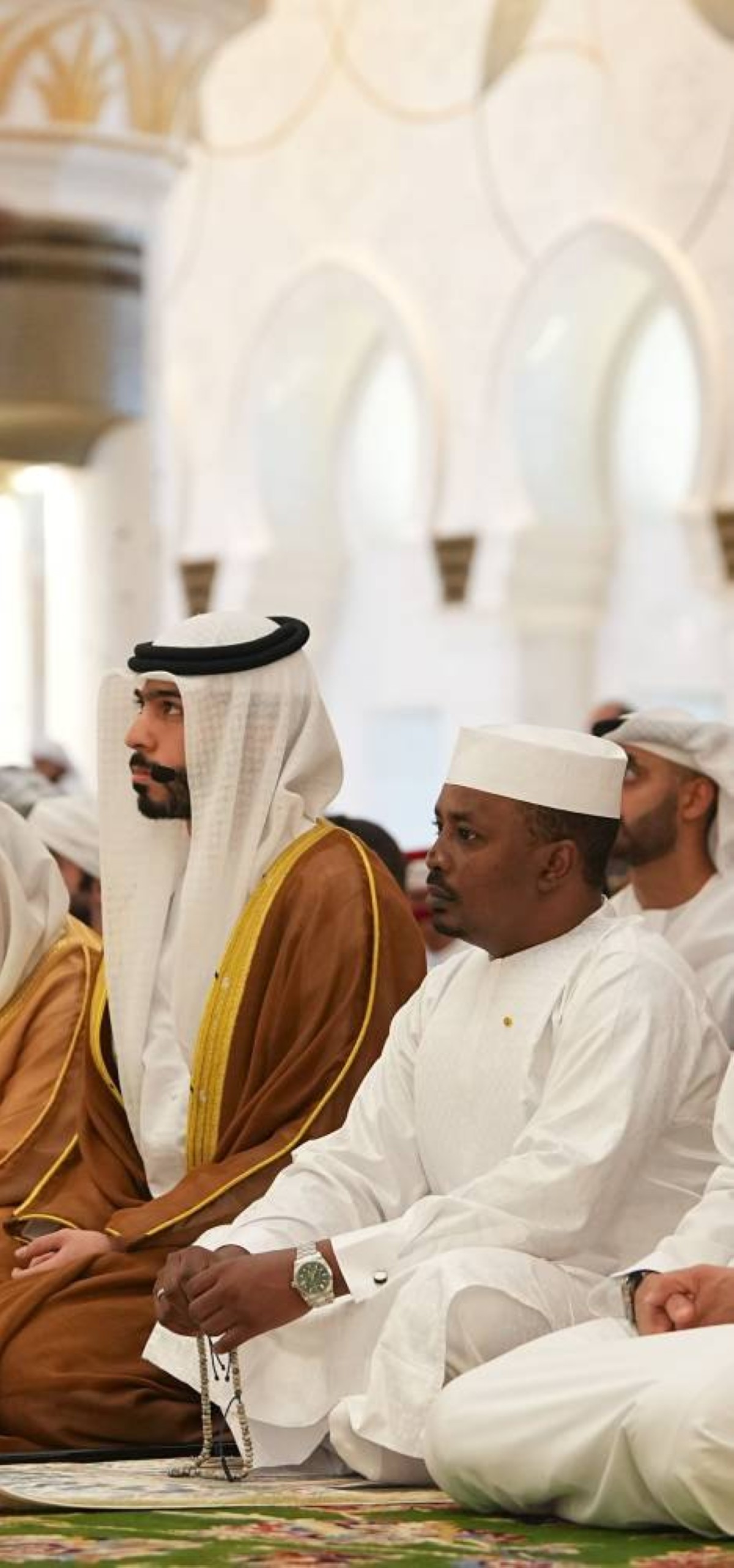 الرئيس التشادي يؤدي صلاة الجمعة في جامع الشيخ زايد الكبير