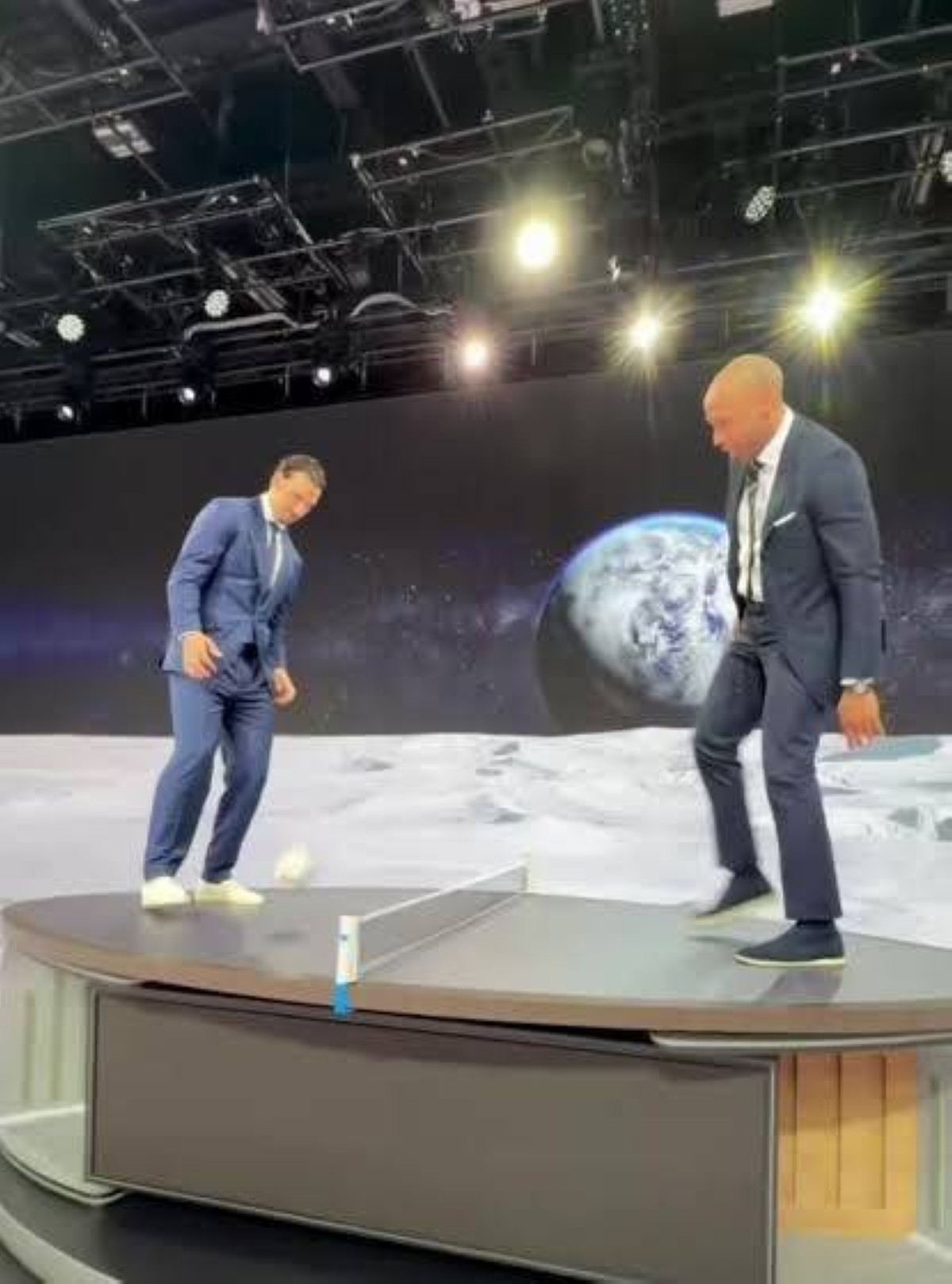 هنري وإبراهيموفيتش يخطفان أضواء المونديال بفيديو جديد
