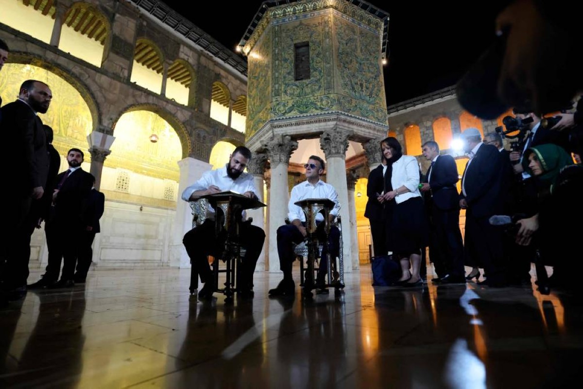 ما قصة الـ 23 قطعة أثرية التي حملها ماكرون في طائرته إلى دمشق؟
