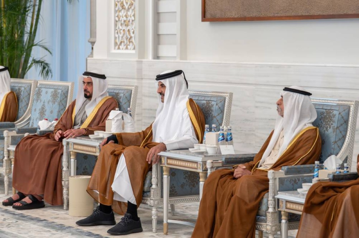 سيف بن زايد يقدم واجب العزاء إلى أمير قطر في وفاة الشيخ حمد بن خليفة آل ثاني