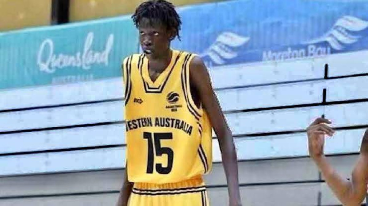 بطول 2.29 متر.. عملاق من جنوب السودان يلفت أنظار "NBA"