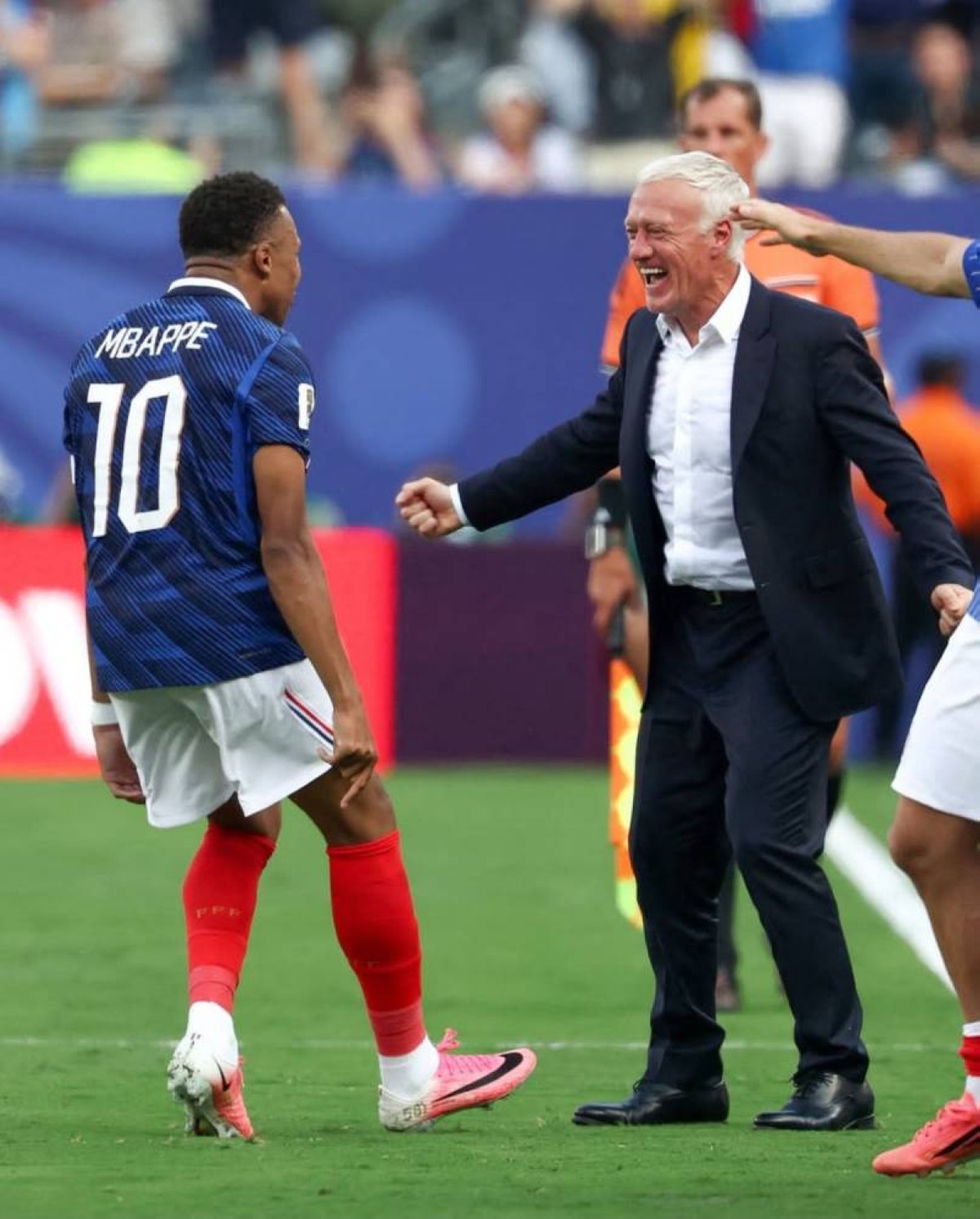 مبابي مودعًا ديشامب: كان ينبغي أن نمنحك نهاية أفضل