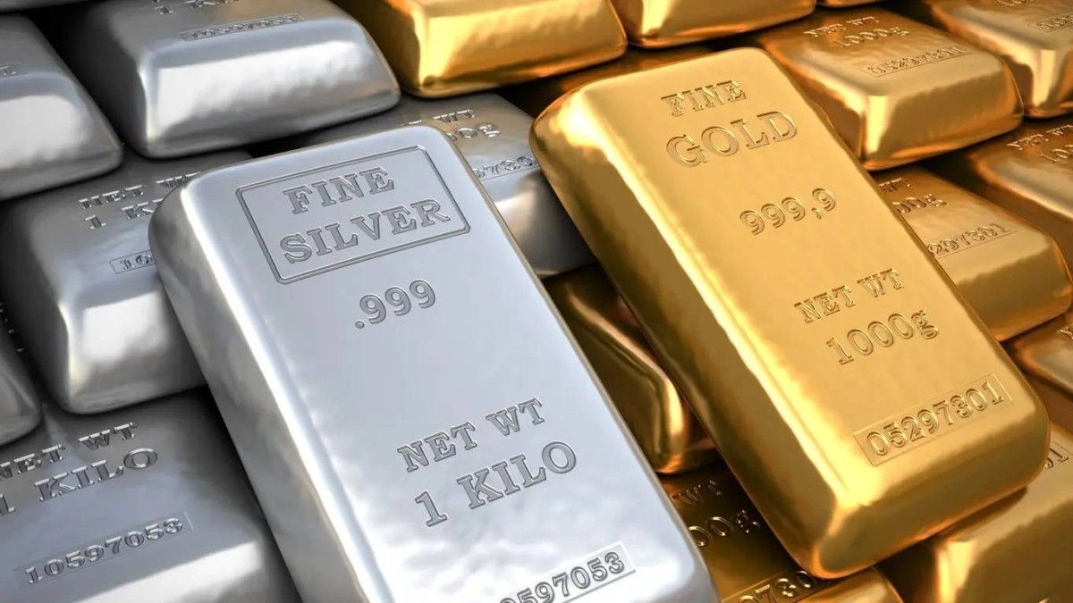 الذهب يتراجع 2 % مع صعود الدولار وتراجع الطلب على الملاذات الآمنة
