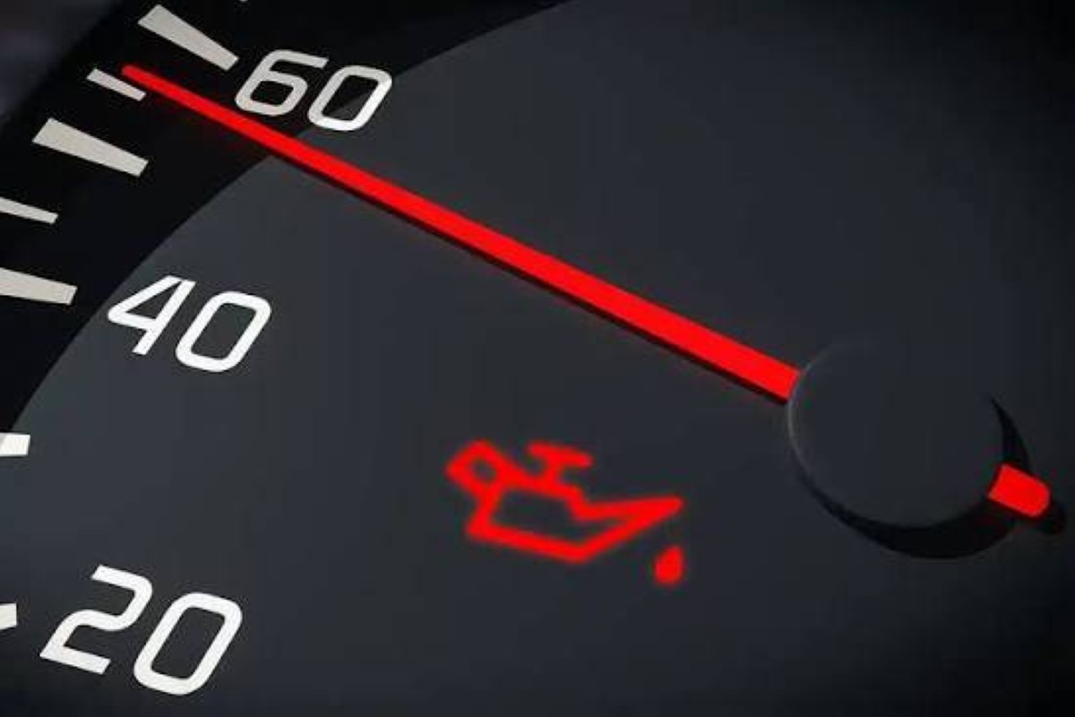 إضاءة لمبة الزيت في سيارتك.. متى يجب التوقف فوراً؟