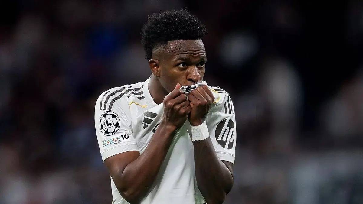 «ستة أعوام أخرى وللأبد».. فينيسيوس يحتفل بالبقاء مع ريال مدريد