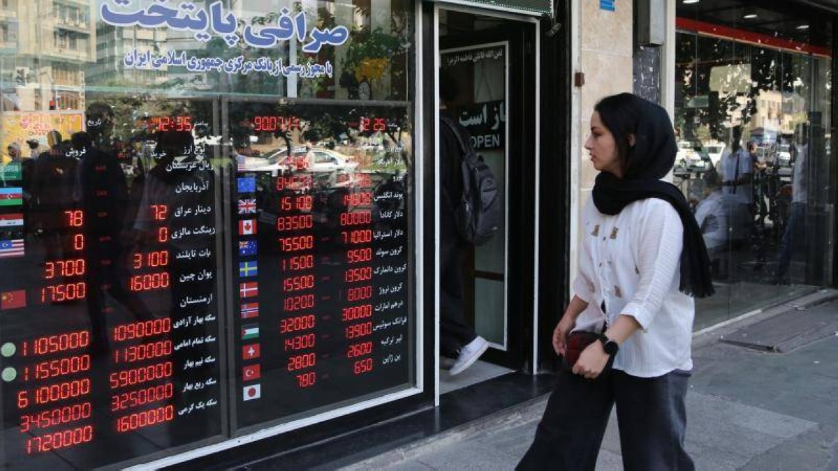 الحرب والتضخم وانهيار الريال.. ثلاثية تضرب اقتصاد إيران