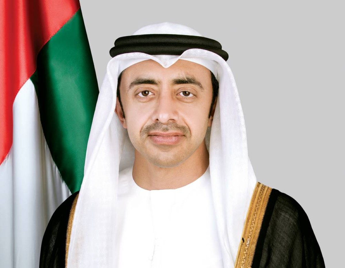 عبدالله بن زايد يهنئ هاتفياً وزير خارجية بيرو ويبحثان تعزيز علاقات التعاون بين البلدين