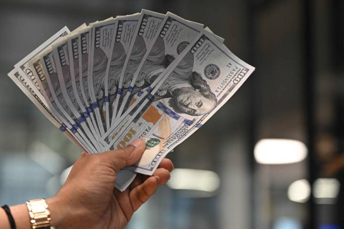 الدولار عند أعلى مستوى في أسبوعين