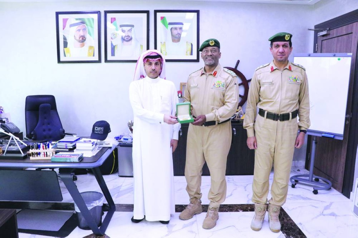 شرطة دبي تكرم خليجي أنقذ شخصاً من الغرق