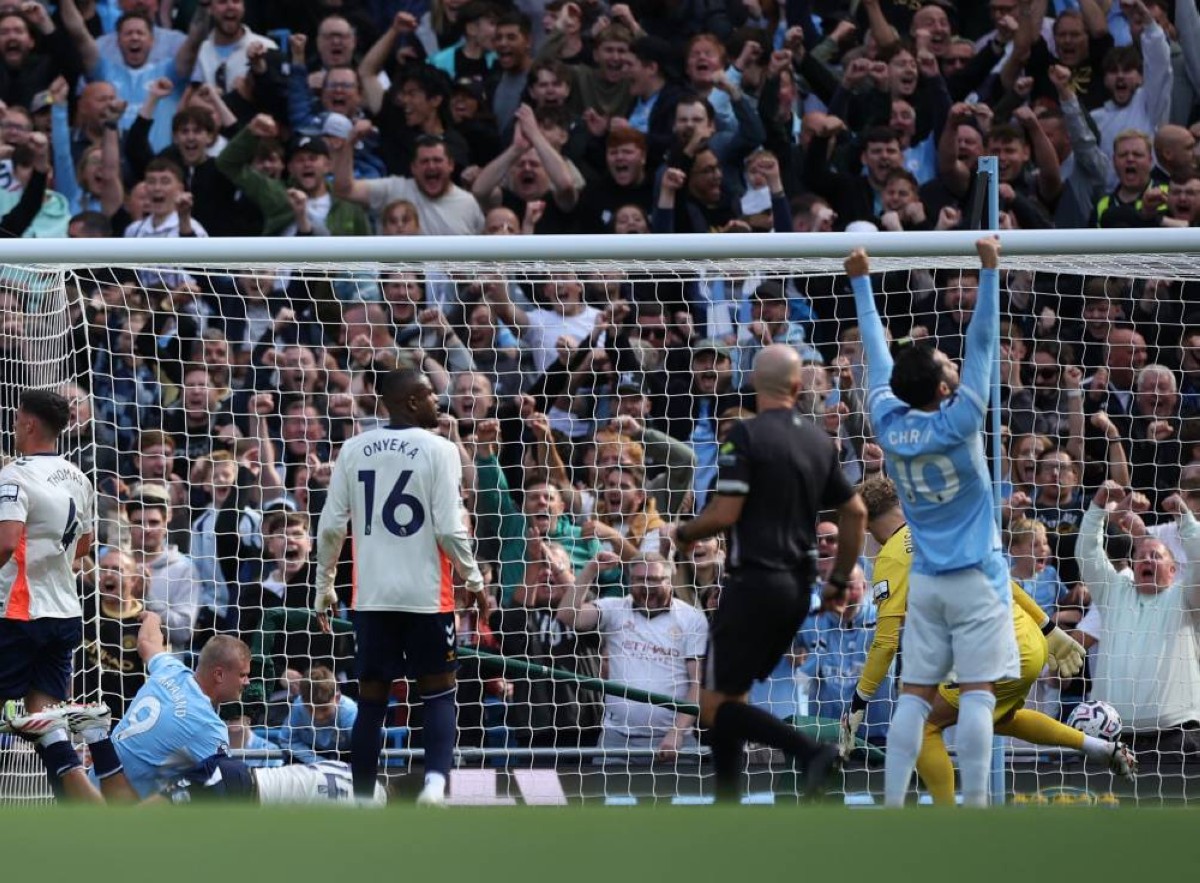 مانشستر سيتي على  قمة الدوري الإنجليزي بالعلامة الكاملة