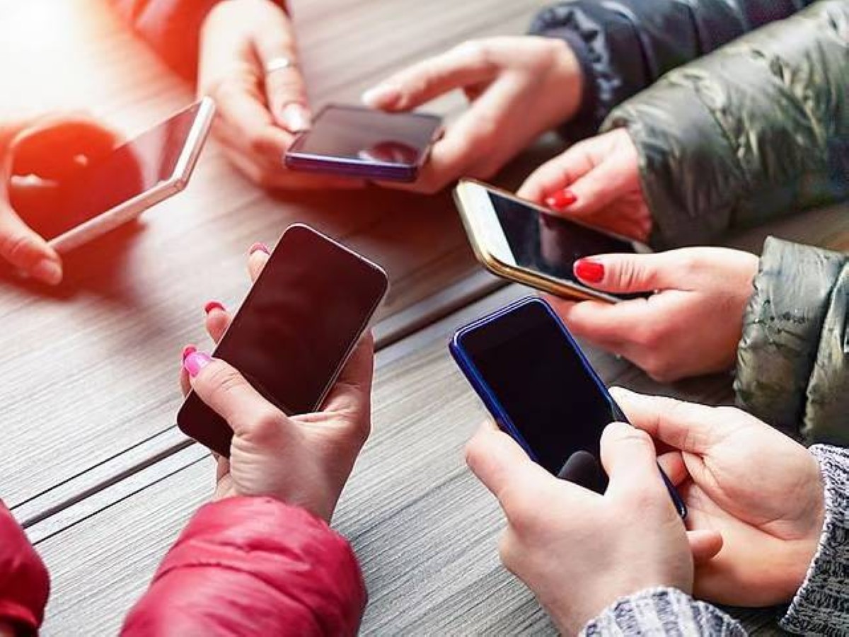 "جروبات الماميز" من محادثة عن علبة بسكويت إلى ساحة معركة رقمية
