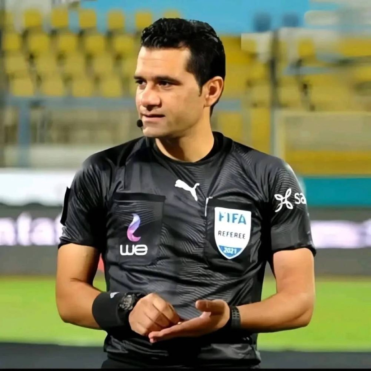 المهن الحقيقية للحكام أطباء ورجال أمن وقانون يحكمون الملاعب