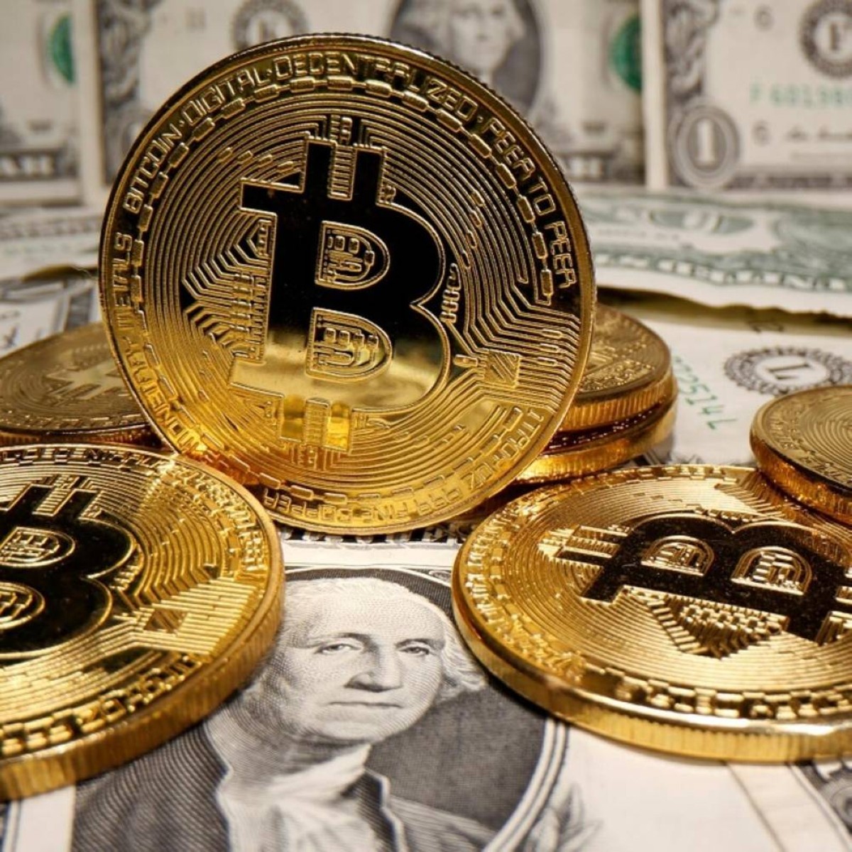 «بتكوين» تتراجع دون 77 ألف دولار