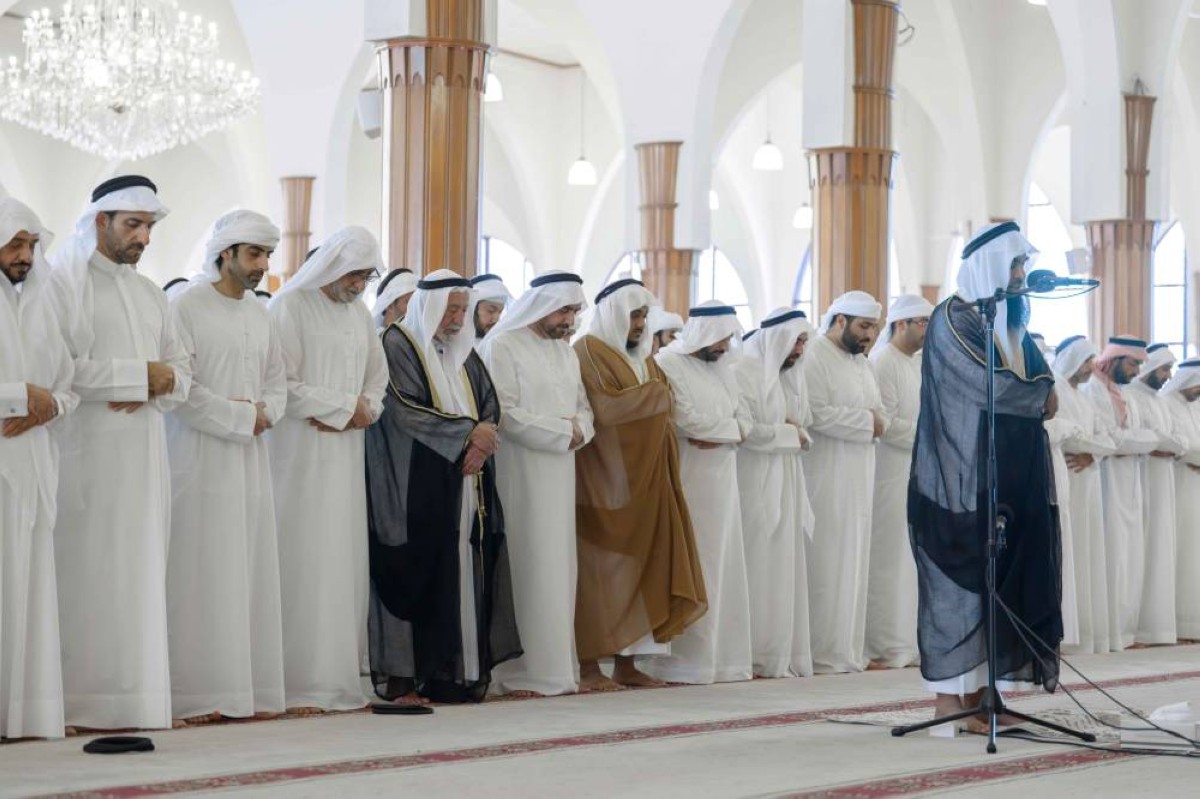 حاكم الشارقة يؤدي صلاة الجنازة على جثمان محمد بن سالم بن سلطان القاسمي
