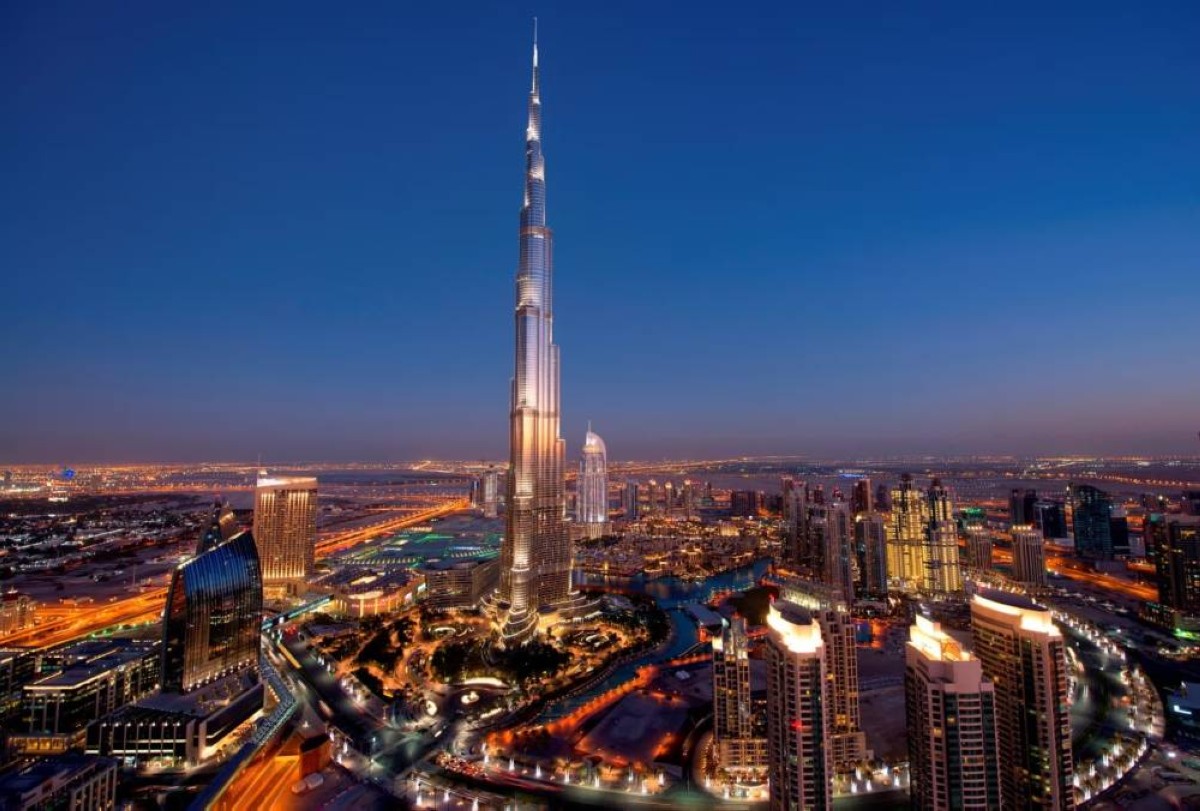 «بلومبيرغ»: الإمارات تستقبل الخريف بإيقاع اقتصادي نابض