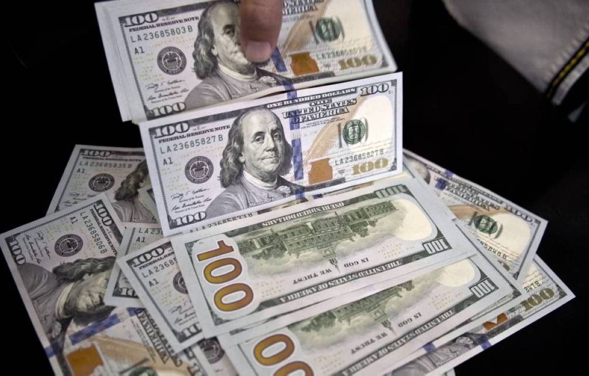الدولار يرتفع مع توقعات رفع الفائدة