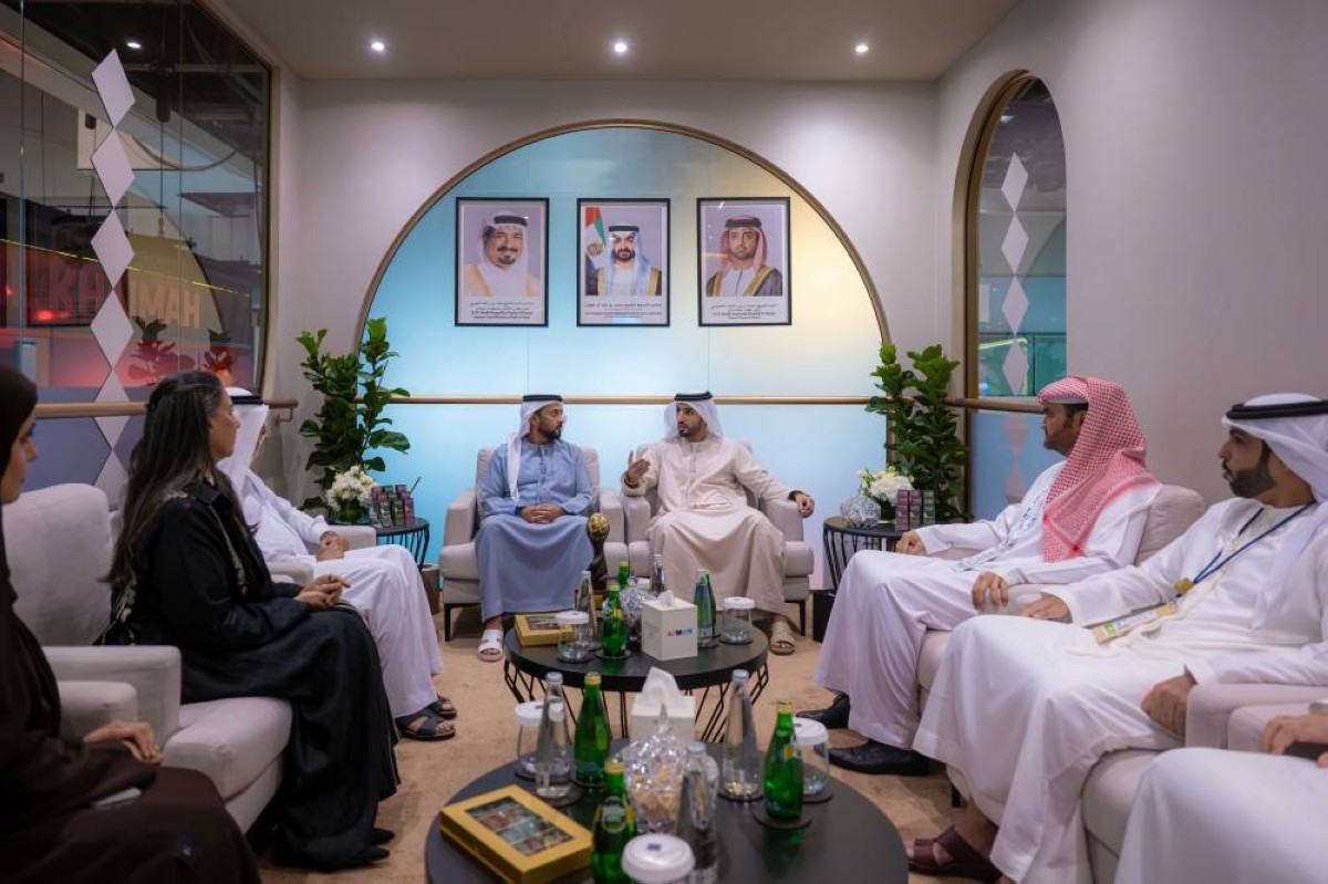 عبدالعزيز وراشد بن حميد يزوران منصة عجمان في سوق السفر العربي