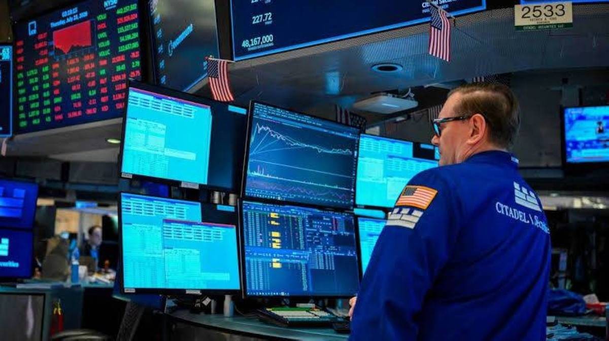 «داو جونز» يفقد 500 نقطة بسبب عوائد السندات.. والذهب دون 4400 دولار