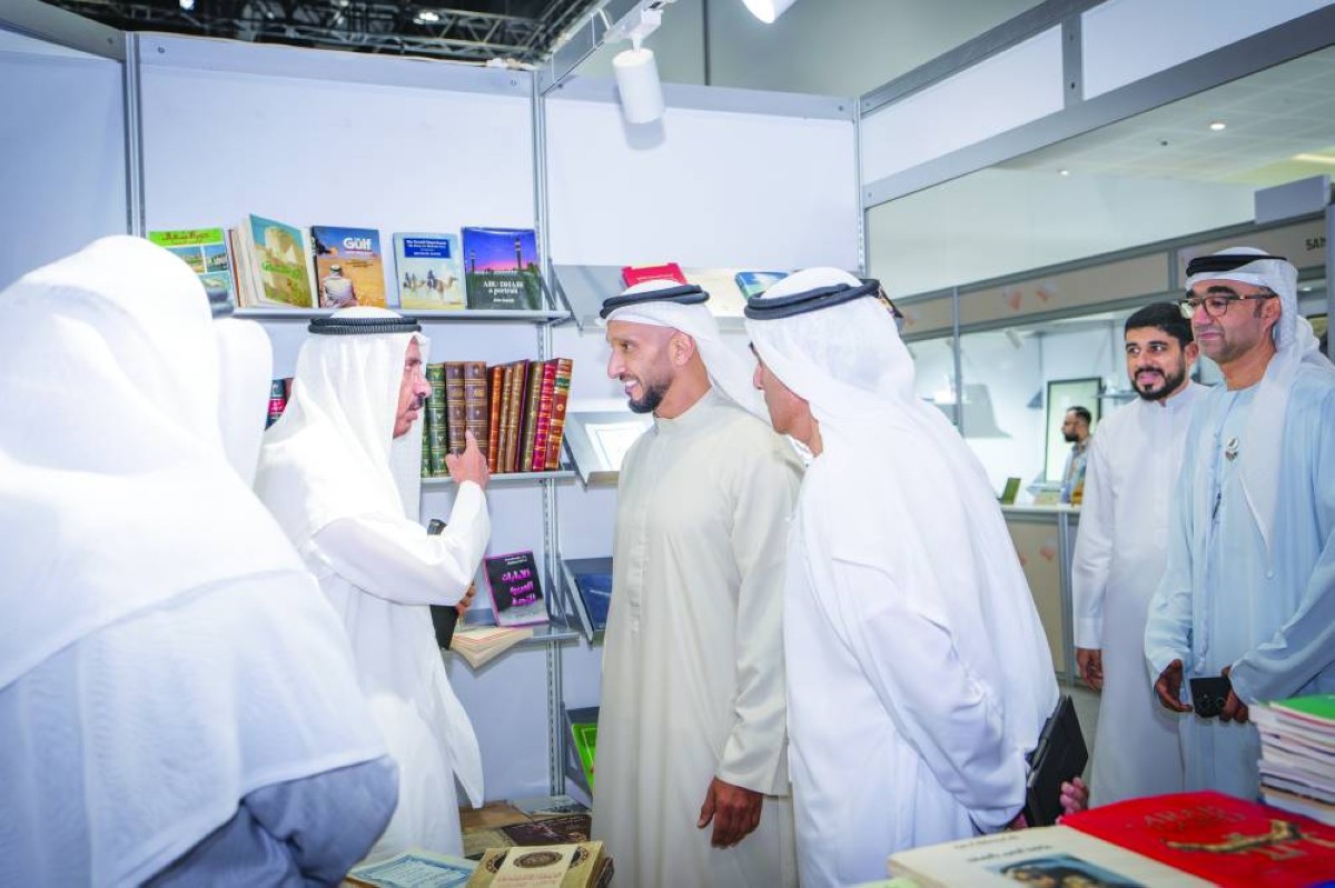 عبد الله آل حامد يكرم الفائزين في الدورة الأولى من برنامج «أول إصدار» بمعرض أبوظبي الدولي للكتاب