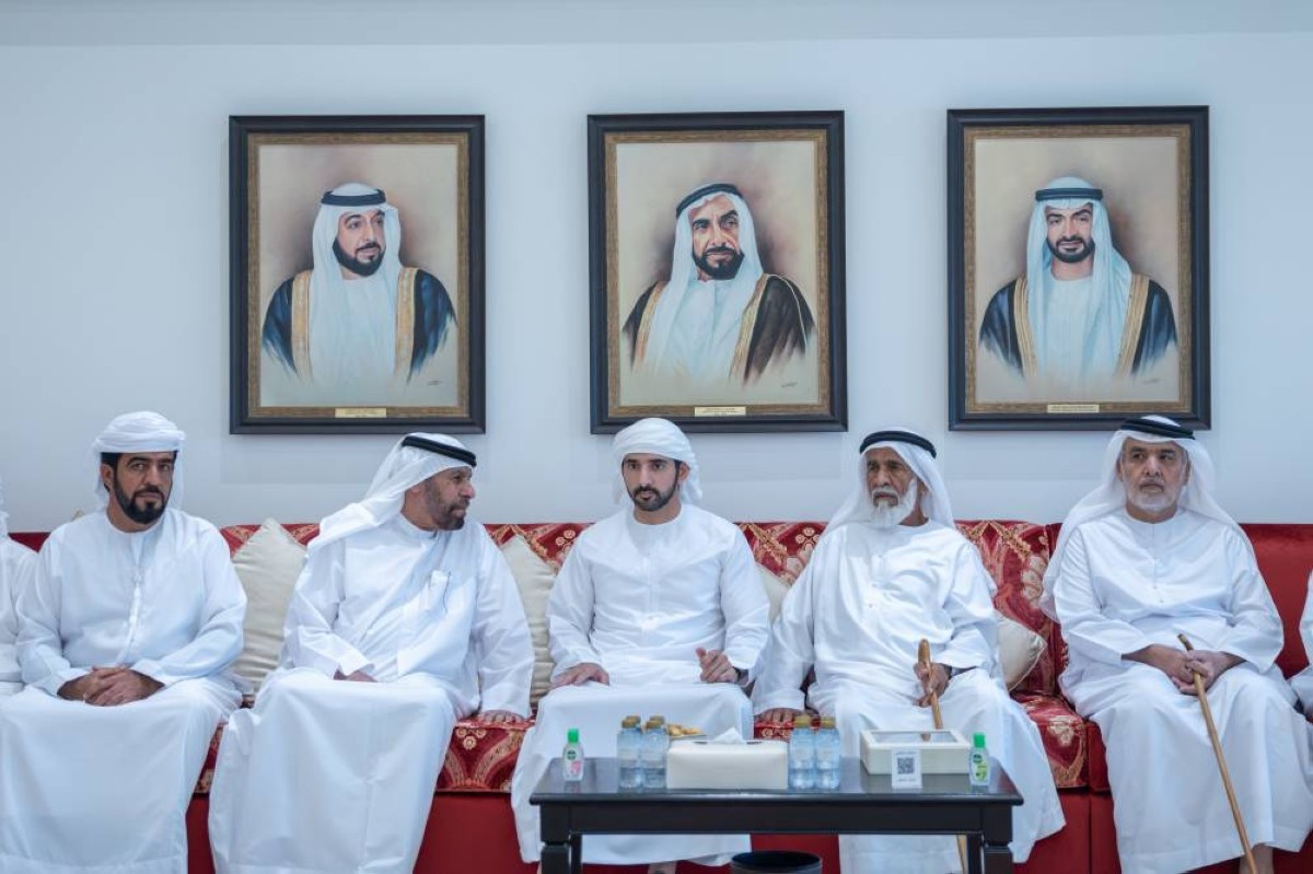 حمدان بن محمد يقدم واجب العزاء لأسر شهيدي الوطن