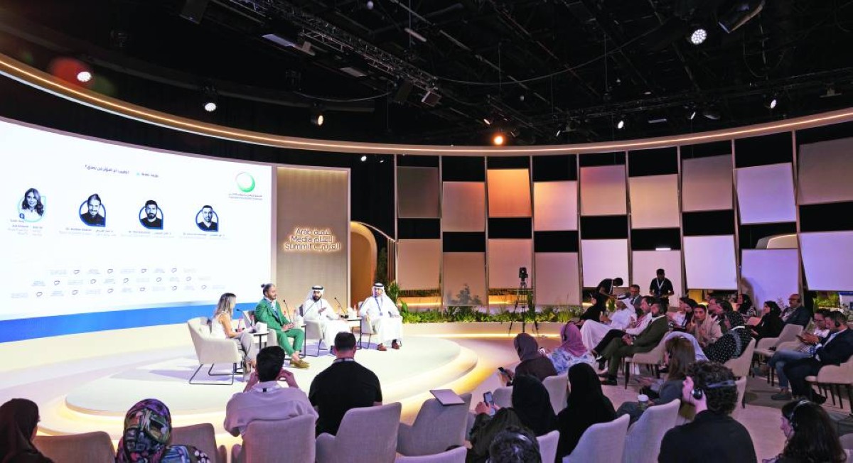 «الطبيب أم المؤثر من نصدق؟».. سؤال حائر في العالم الرقمي