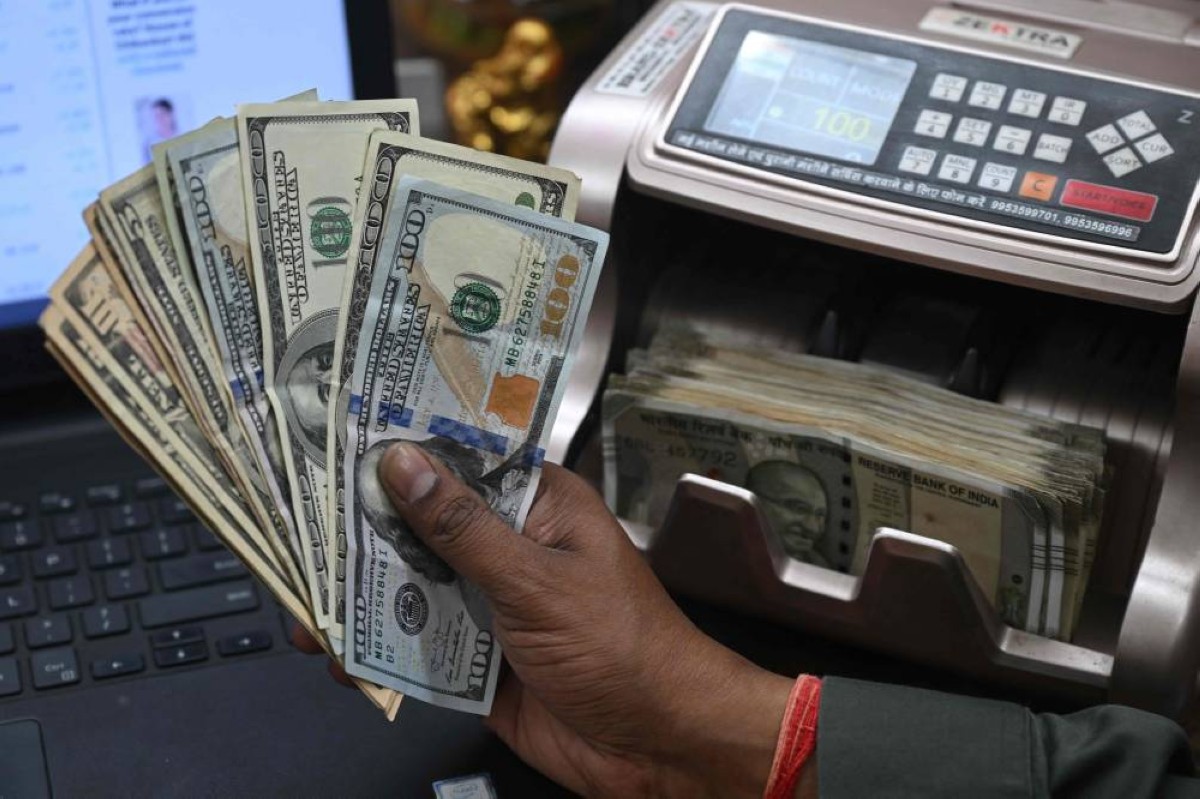 الدولار عند أعلى مستوى في 7 أسابيع بعد رفع الفائدة